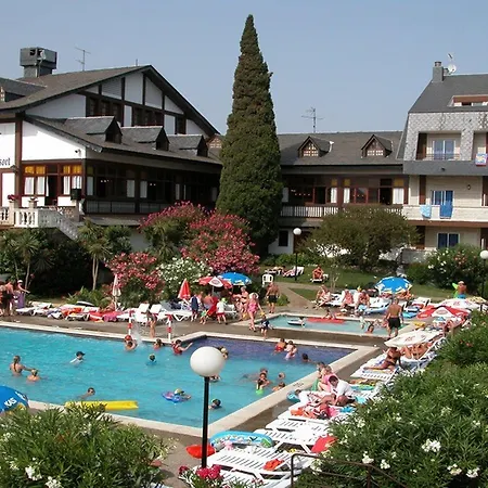 94 With Outdoor Swimmingpool *