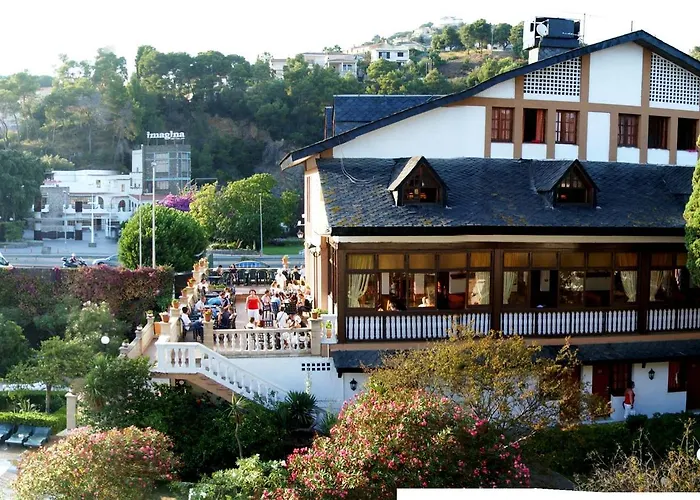 94 With Outdoor Swimmingpool *