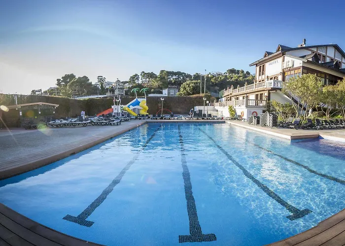 94 With Outdoor Swimmingpool